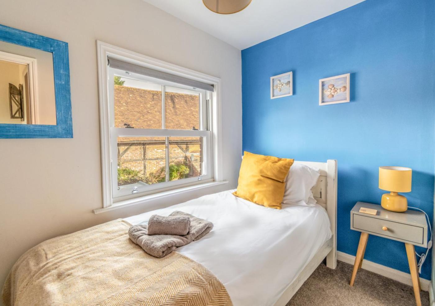 Stylish 2 Bedrooms Cosy & Bright Cottage, Pet Friendly, Sleeps 5, Titchfield Village - Summer Special Offer!! - By Blue Puffin Stays Eksteriør billede