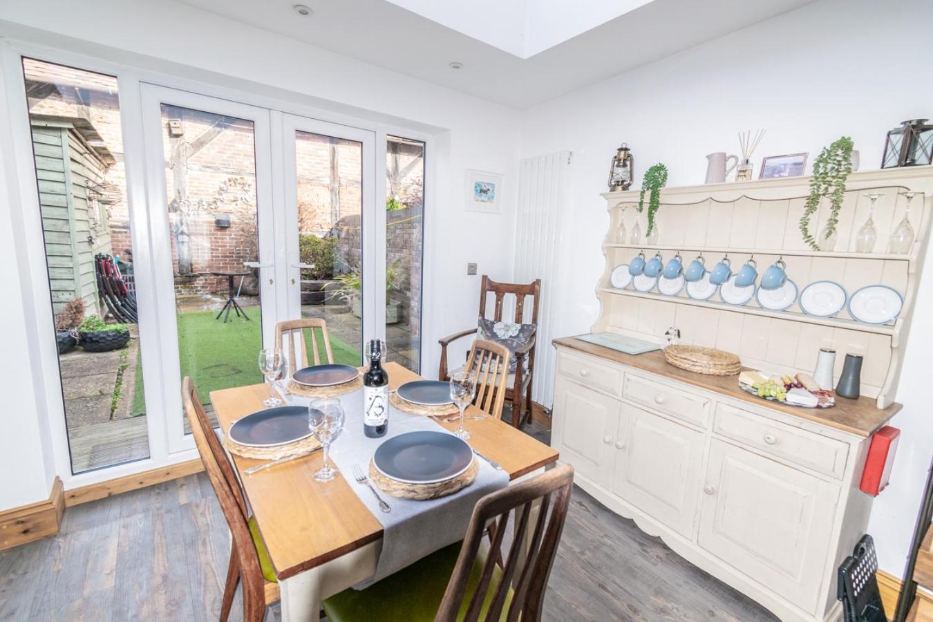 Stylish 2 Bedrooms Cosy & Bright Cottage, Pet Friendly, Sleeps 5, Titchfield Village - Summer Special Offer!! - By Blue Puffin Stays Eksteriør billede