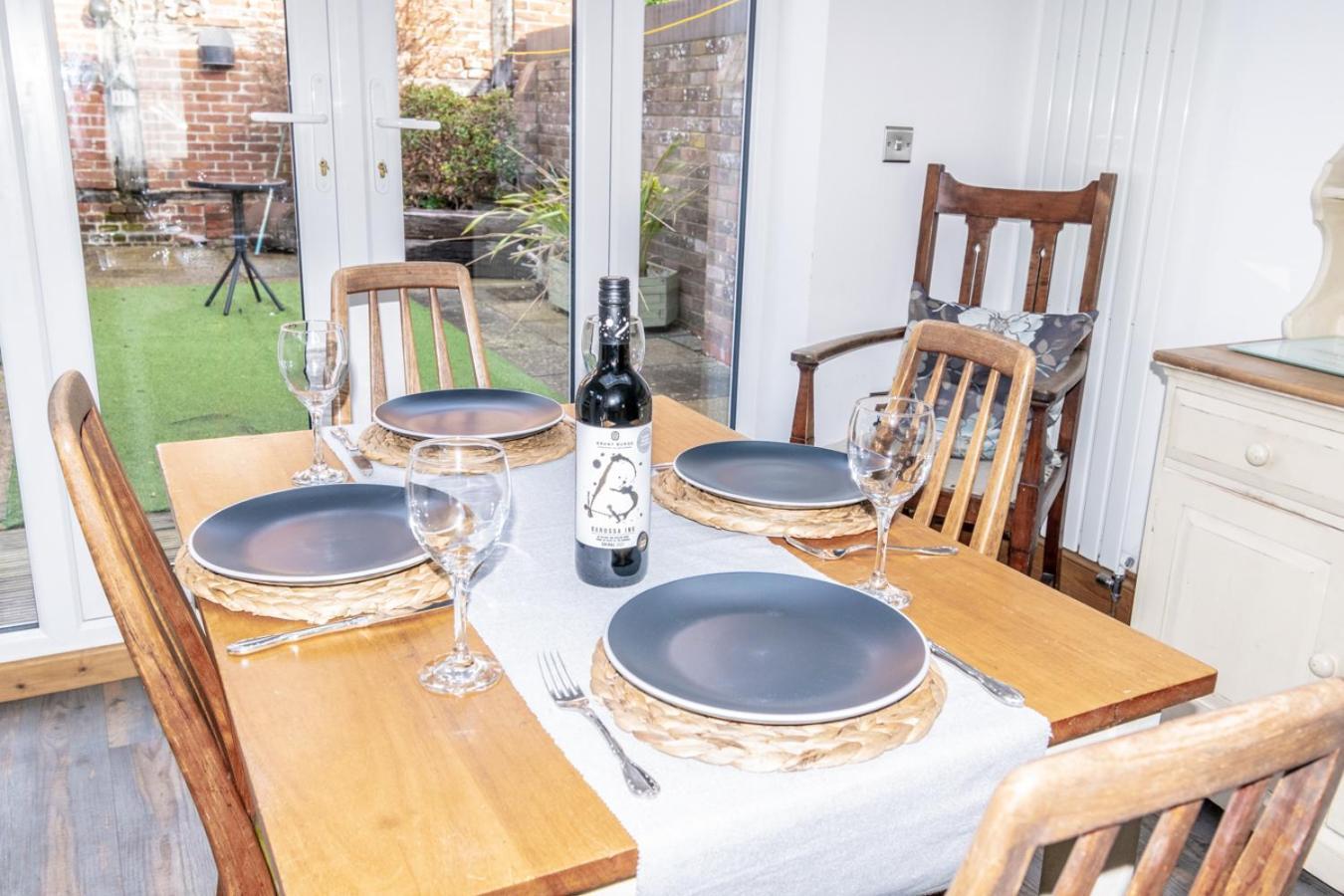 Stylish 2 Bedrooms Cosy & Bright Cottage, Pet Friendly, Sleeps 5, Titchfield Village - Summer Special Offer!! - By Blue Puffin Stays Eksteriør billede
