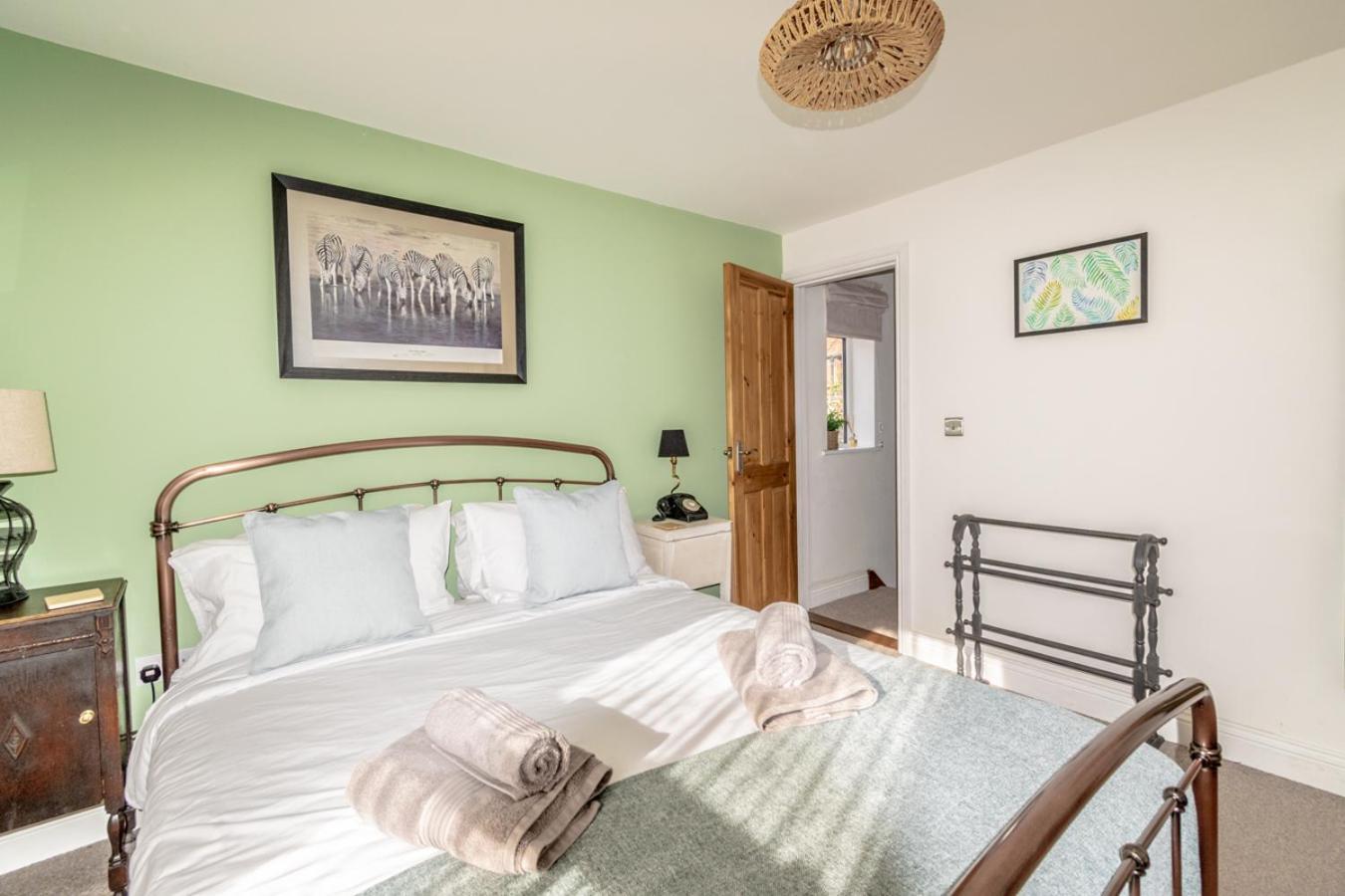 Stylish 2 Bedrooms Cosy & Bright Cottage, Pet Friendly, Sleeps 5, Titchfield Village - Summer Special Offer!! - By Blue Puffin Stays Eksteriør billede